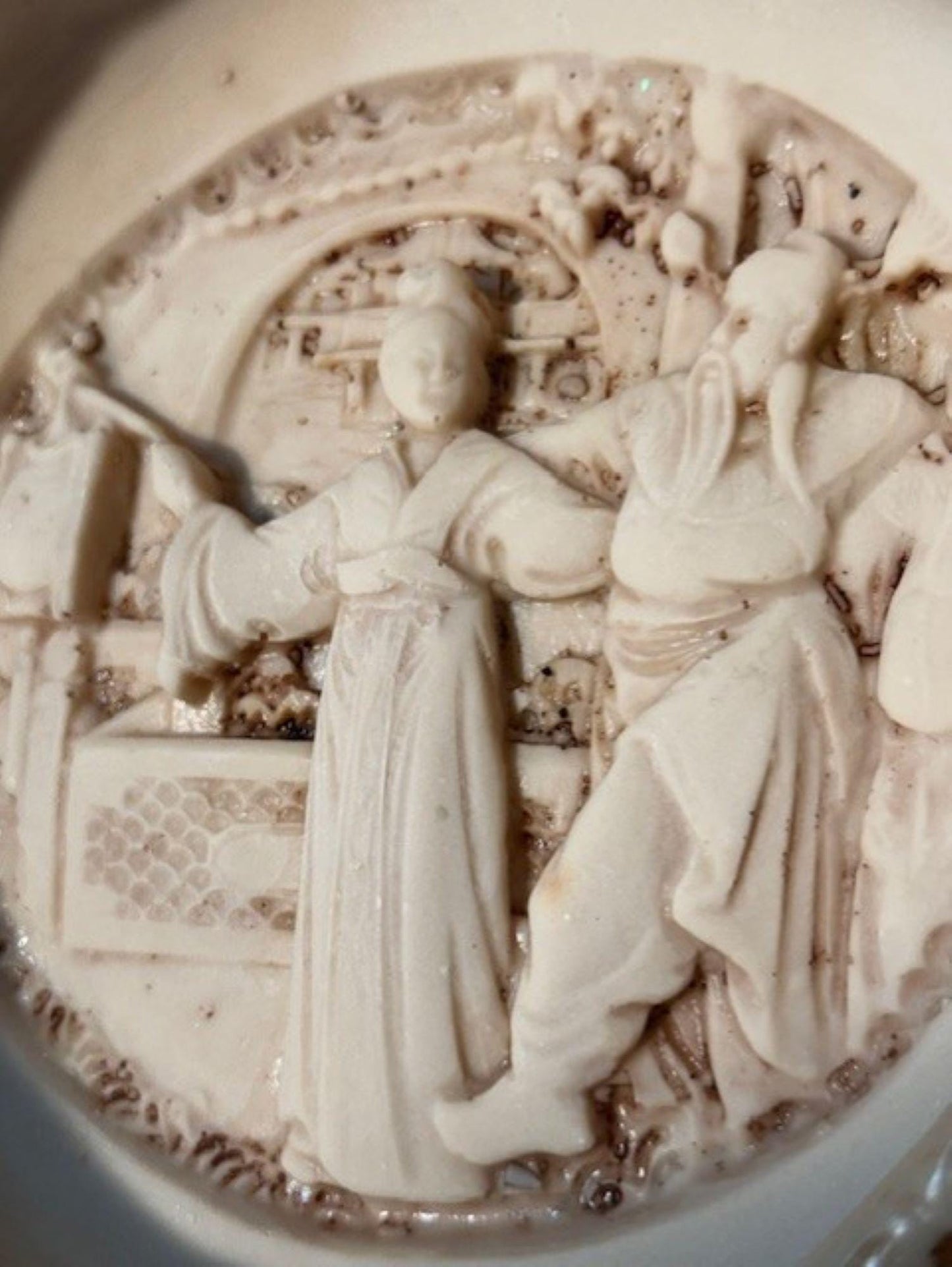 Ashtray- Vintage Oriental Resin Ashtray featuring Mandarin Figurines