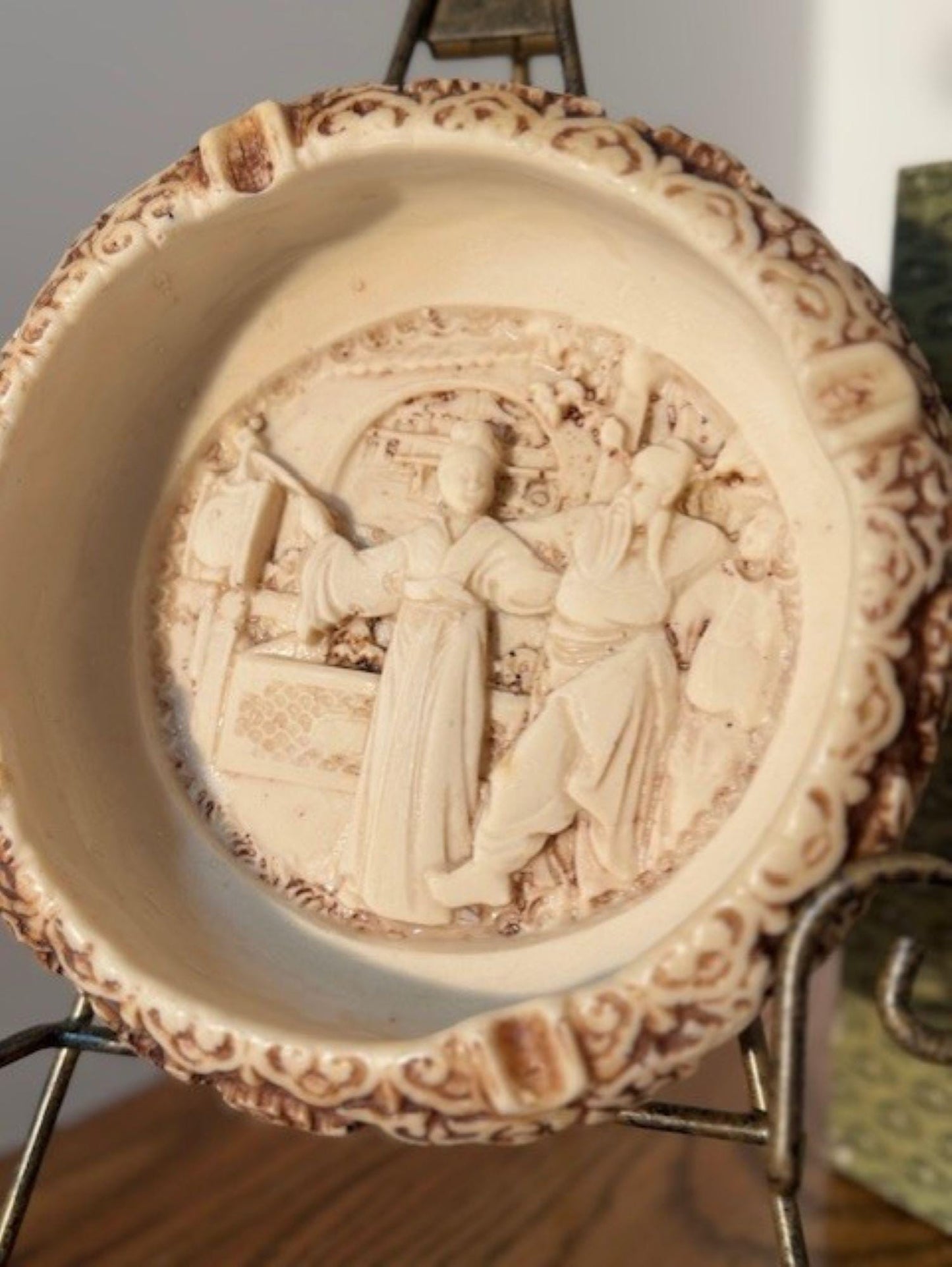 Ashtray- Vintage Oriental Resin Ashtray featuring Mandarin Figurines
