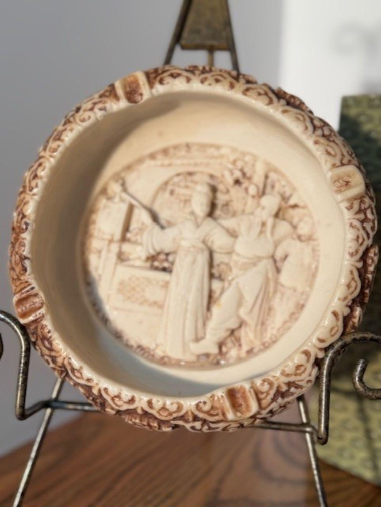 Ashtray- Vintage Oriental Resin Ashtray featuring Mandarin Figurines